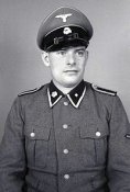 Bundesarchiv_Bild_192-034,_KZ_Mauthausen,_SS-Unterscharführer.jpg