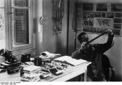 Bundesarchiv_Bild_183-B19594%2C_Griechenland%2C_Büro_der_PK.jpg
