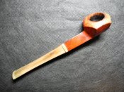 Личные вещи солдата Вермахта (жировница, нож, курительная трубка).