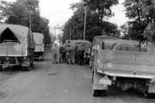 Bundesarchiv_Bild_121-1467,_Bei_Leningrad,_Kampfgruppe_Jeckeln,_LKW.jpg