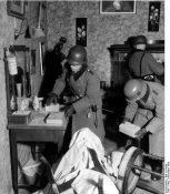 Bundesarchiv_Bild_121-0284,_Warschau,_polizeiliche_Durchsuchung.jpg