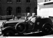 Bundesarchiv_Bild_121-0451,_Belgien,_motorisierte_Polizeistreife.jpg