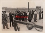 Litauer begrüßen deutsche Soldaten Kowno Nordfront Rußland 1941.JPG