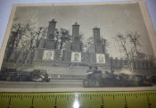 фото на фоне союзной требуны в Берлине 1945г. портреты Трумэна, Сталина и Черчиля