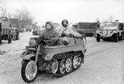 Bundesarchiv_Bild_101I-725-0184-22,_Russland,_Soldaten_auf_Kettenkrad.jpg