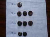 9 пуговиц со звездой , серпом и молотом .