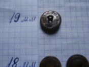 9 пуговиц со звездой , серпом и молотом .