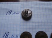 9 пуговиц со звездой , серпом и молотом .
