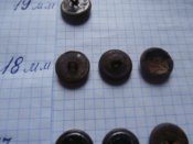 9 пуговиц со звездой , серпом и молотом .