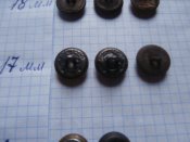 9 пуговиц со звездой , серпом и молотом .