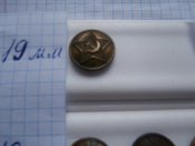 9 пуговиц со звездой , серпом и молотом .
