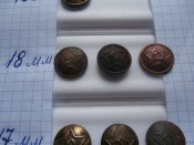 9 пуговиц со звездой , серпом и молотом .