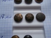 9 пуговиц со звездой , серпом и молотом .