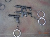 Брелок на ключи.Оружие (пистолет,автомат..).Тяжелые ..