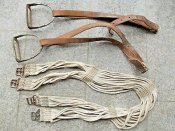 Wehrmacht-Sattel-Heeressattel-Kavallerie-2-Steigbügel-Bauchgurt.jpg