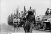 Bundesarchiv_Bild_101I-140-1205-27A,_Russland,_motorisierte_Truppen_auf_Gleisen.jpg