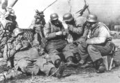 Солдаты ЛАГ на перекуре.Харьков,март 1943.jpg