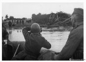 1_Soldati su un canotto e sulla riva di un fiume in Russia nell'autunno 1941.jpg