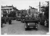 1_L'autocolonna militare di Benito Mussolini e Adolf Hitler in centro abitato.jpg