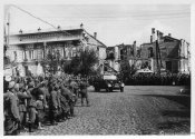 2_Militari salutano il passaggio dell'autocolonna militare di Benito Mussolini e Adolf Hitler.jpg