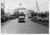 3_Militari salutano il passaggio dell'autocolonna militare di Benito Mussolini e Adolf Hitler.jpg