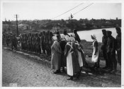 4_Militari e crocerossine al passaggio dell'autocolonna militare di Benito Mussolini.jpg
