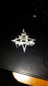 знак на кепе копача
