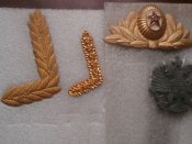 Кокарды , дубки , якоря и звезды СССР , Украины и России .