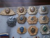 Кокарды , дубки , якоря и звезды СССР , Украины и России .
