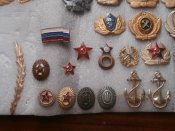Кокарды , дубки , якоря и звезды СССР , Украины и России .