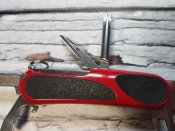Многофункциональный складной нож от компании Victorinox. Модель Delemont EvoGrip ™ 11 (2.4803.C)