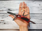 Многофункциональный складной нож от компании Victorinox. Модель Delemont EvoGrip ™ 11 (2.4803.C)