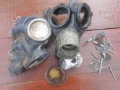 дві протигазні маски.
