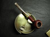 Личные вещи солдата Вермахта (трубка, зажигалка, пепельница).