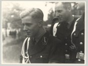 1350457452_peiper_ustuf_kompaniefuhrer_11ko_lah_in_paradeuniform_mit_weisser_koppelausruestung.jpg