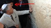 kaczynski_sciana_placzu_izrael_450.jpg