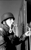 Kreta,_FallschirmjГ¤ger_vor_Start mit_Ju_52.jpg