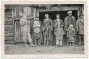 Wehrmacht mit russischen Bauern.jpg
