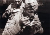 Fallschirmjager_Brigade_Ramcke eat meal.jpg