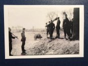 Солдаты вермахта наблюдают за "любовью"...