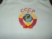 №6. Майка с вышитым гербом СССР .