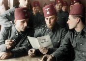 Эсесовцы из хорватско-боснийского легиона СС изучают брошюру об иудаизме