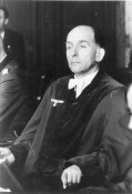 408px-Bundesarchiv_Bild_151-17-15,_Volksgerichtshof,_Roland_Freisler.jpg