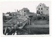 Belgien gesprengte Maas Kanal Brücke Häuser.jpg