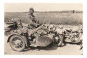 Немецкие мотоциклисты отдыхают.