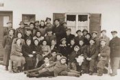 Евреи из семейного отряда братьев Бельских в лагере Ди-Пи под Мюнхеном, 3 апреля 1948 .jpg