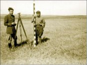 Eugenio Corti, ufficiale sul fronte russo provvede a delle misurazioni con un teodolite.jpg