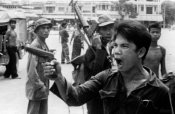17 апреля 1975. Красный кхмер отдает указания покинуть торговцам свой магазин в Пномпене..jpg