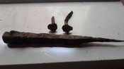 2 кованных гвоздя и колышек