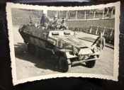 Foto-Halbkettenfahrzeug-Sd-Kfz-251-Tarnanstrich.jpg